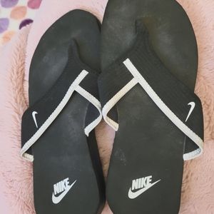 Nike flip flops size 9